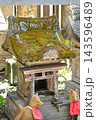 苔むした屋根がある小さな石の祠 143596489
