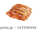 豚ロース肉を焼肉のタレに漬けて下準備【白背景・切り抜き】 143596498