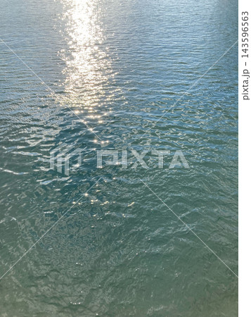 夕陽が反射する、緑がかった水面(縦長) 夕陽が反射する、緑がかった水面(縦長) 143596563
