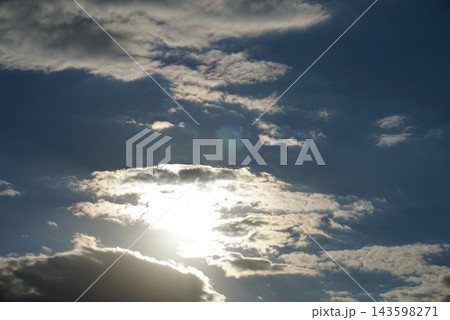 雲の隙間から差し込む太陽の光 雲の隙間から差し込む太陽の光 143598271