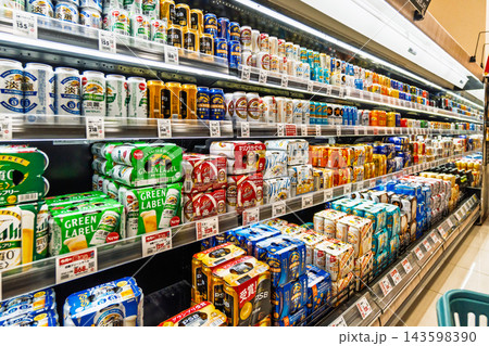 スーパー店内の各種商品陳列棚 ビール売り場 スーパー店内の各種商品陳列棚 ビール売り場 143598390