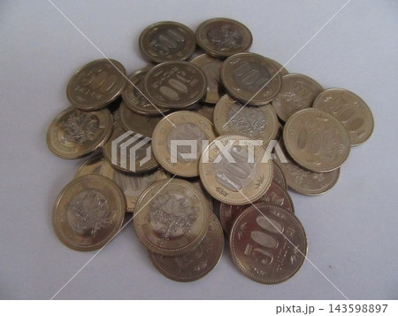 白バックに並べた硬貨 白バックに並べた硬貨 143598897