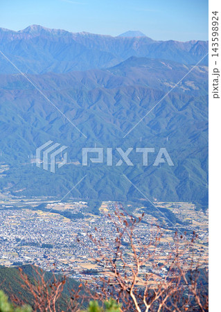 落陽の千畳敷カールから見た富士山 143598924