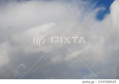 雲の空き間を抜けると向こうは青空 雲の空き間を抜けると向こうは青空 143598929