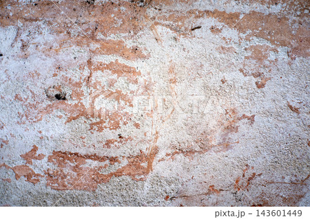 Weathered concrete wall with rust stains and peeling layers 143601449