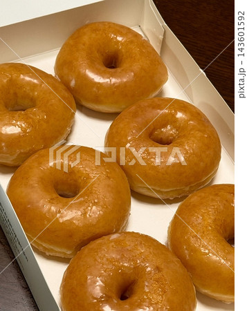 A classic glazed donut with a soft, fluffy texture and a sweet, glossy coating. Perfectly balanced between light and sugary, making it an irresistible treat for any time of the day. 143601592