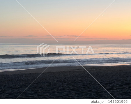 夕焼け空と細い月のある風景 夕焼け空と細い月のある風景 143601993