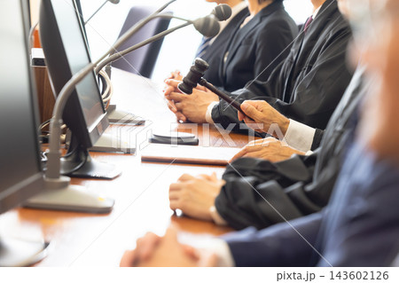 法廷で木槌を持つ裁判官の手元 法廷で木槌を持つ裁判官の手元 143602126