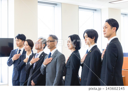 胸に手を当てて並ぶ男女7人の弁護士 胸に手を当てて並ぶ男女7人の弁護士 143602145