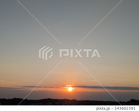 10月の夕暮れ 143602391