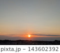 10月の夕暮れ 143602392