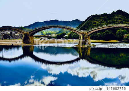 秋の夕暮れ近くの錦帯橋 143602756