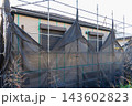 住宅の外壁塗装のための足場と黒いネット 住宅の外壁塗装のための足場と黒いネット 143602823