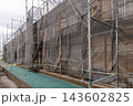 住宅の外壁塗装のための足場と黒いネット 住宅の外壁塗装のための足場と黒いネット 143602825