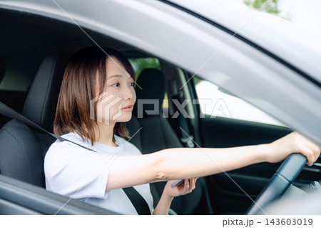 運転する女性 運転する女性 143603019