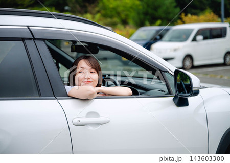 ドライブする若い女性 143603300