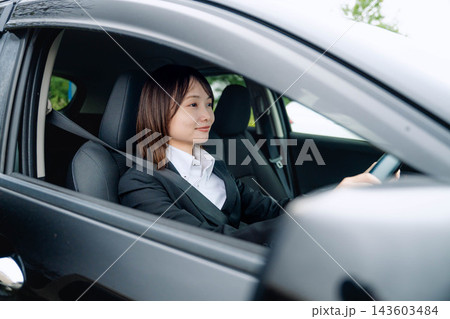 車を運転する女性 車を運転する女性 143603484