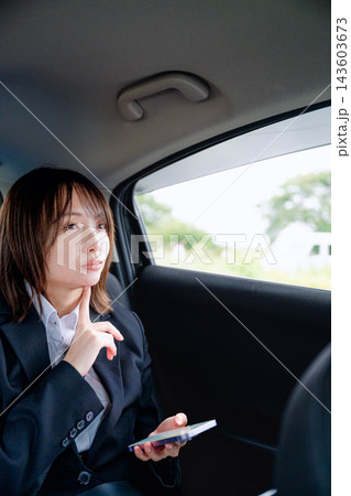 車内でスマホを見る女性 車内でスマホを見る女性 143603673