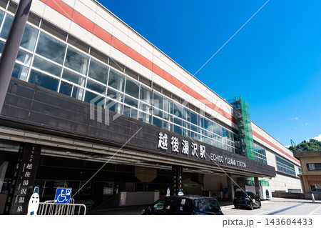 JR越後湯沢駅西口から駅舎を見上げる 新潟県南魚沼郡湯沢町 JR越後湯沢駅西口から駅舎を見上げる 新潟県南魚沼郡湯沢町 143604433
