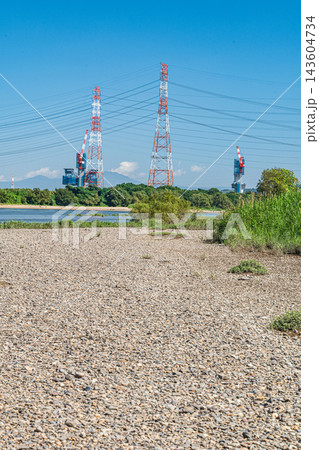 淀川の河原から眺めた鉄塔のある風景 大阪府高槻市 枚方市 淀川の河原から眺めた鉄塔のある風景 大阪府高槻市 枚方市 143604734