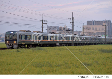 JR宝塚線を走る207系普通電車 JR宝塚線を走る207系普通電車 143604840