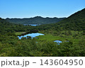 緑豊かな山々に囲まれた湿原と池 143604950