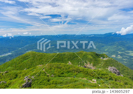 青森県岩木山の山頂へ続く岩場の登山道と夏の緑豊かな山岳風景 日本百名山の登山素材 青森県岩木山の山頂へ続く岩場の登山道と夏の緑豊かな山岳風景 日本百名山の登山素材 143605297