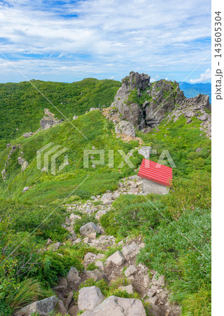 青森県岩木山の山頂へ続く岩場の登山道と夏の緑豊かな山岳風景 日本百名山の登山素材 青森県岩木山の山頂へ続く岩場の登山道と夏の緑豊かな山岳風景 日本百名山の登山素材 143605304