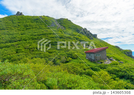 青森県岩木山の山頂へ続く岩場の登山道と夏の緑豊かな山岳風景 日本百名山の登山素材 143605308