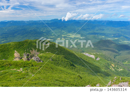 青森県岩木山の山頂へ続く岩場の登山道と夏の緑豊かな山岳風景 日本百名山の登山素材 青森県岩木山の山頂へ続く岩場の登山道と夏の緑豊かな山岳風景 日本百名山の登山素材 143605314