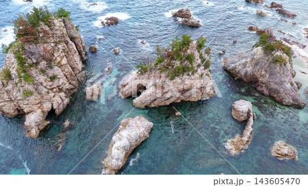 澄み切った海に浮かぶ奇岩群を真上から見下ろす空撮 澄み切った海に浮かぶ奇岩群を真上から見下ろす空撮 143605470