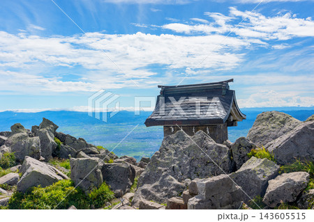 青森県岩木山山頂の岩場に建つ祠と眼下に広がる津軽平野 日本百名山の絶景登山素材 青森県岩木山山頂の岩場に建つ祠と眼下に広がる津軽平野 日本百名山の絶景登山素材 143605515