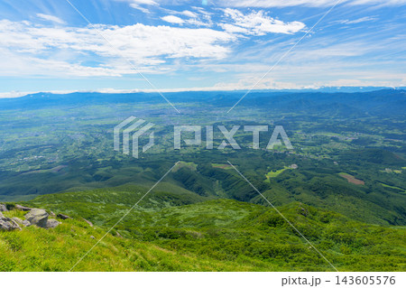 青森県岩木山山頂から望む緑豊かな津軽平野と雄大なパノラマ風景 日本百名山の絶景登山素材 青森県岩木山山頂から望む緑豊かな津軽平野と雄大なパノラマ風景 日本百名山の絶景登山素材 143605576