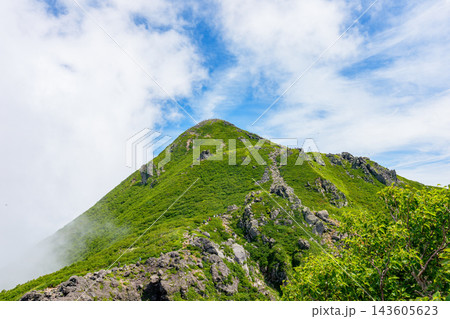 青森県岩木山の緑豊かな山頂と岩場の登山道 津軽地方にそびえる日本百名山の絶景登山素材 143605623