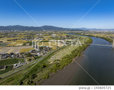 筑後川上空からドローン撮影した天建寺橋と久留米市、みやき町の田園風景 筑後川上空からドローン撮影した天建寺橋と久留米市、みやき町の田園風景 143605725