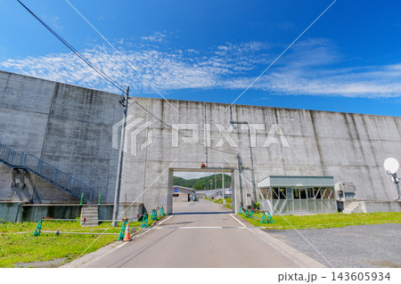 岩手県宮古市田老の新しい防潮堤と東日本大震災からの復興 海岸防災と津波対策のインフラ素材 143605934