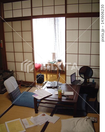 旅館の客室での作業風景 旅館の客室での作業風景 143606230