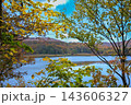 紅葉した木々と湖面に映える景観 143606327