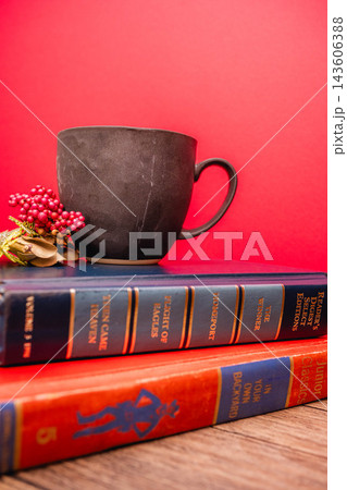 アンティーク古書とドライフラワー アンティーク古書とドライフラワー 143606388