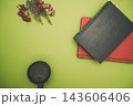白木のテーブルの上に置いたノートと本 143606406