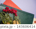 箱に入ったクリスマスリース 143606414