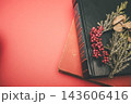 赤い背景とドライフラワー 143606416
