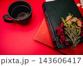 赤い背景のお茶と南天 143606417