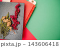 赤いクリスマスプレゼントと赤いリボン 143606418