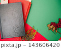 赤い実で飾られた本 143606420