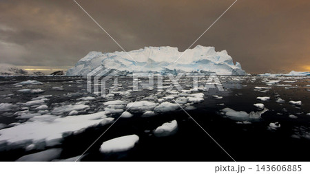 icebergs at glacier lagoon icebergs at glacier lagoon 143606885