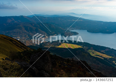 神奈川県箱根町から望む芦ノ湖と紅葉の絶景 143607251