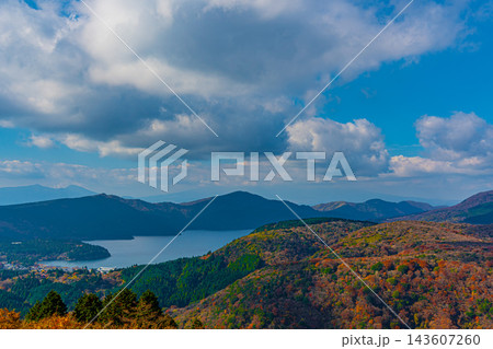 神奈川県箱根町から望む芦ノ湖と紅葉の絶景 神奈川県箱根町から望む芦ノ湖と紅葉の絶景 143607260