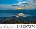 神奈川県箱根町から望む芦ノ湖と紅葉の絶景 143607270