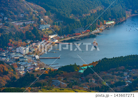 神奈川県箱根町から望む芦ノ湖と紅葉の絶景 143607271